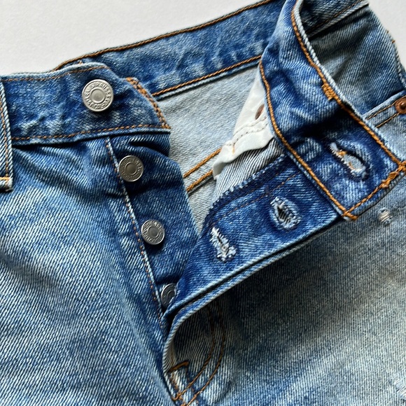 Levi’s Wedgie Jean Shorts - Picture 6 of 12